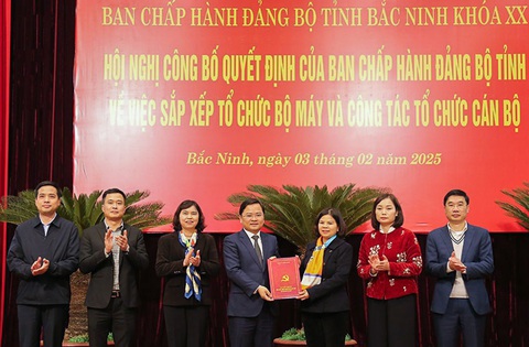 Bắc Ninh công bố hàng loạt quyết định sắp xếp bộ máy, cán bộ - Ảnh 1. Bắc Ninh công bố hàng loạt quyết định sắp xếp bộ máy, cán bộ - Ảnh 1.