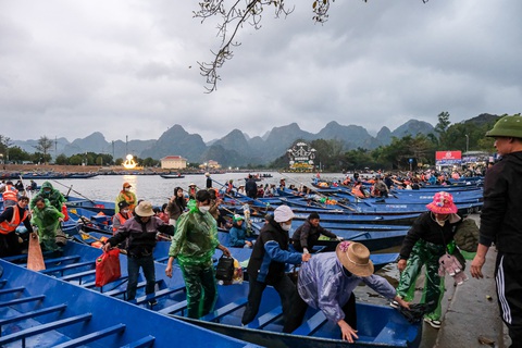Phải chăng lễ hội đang trật tự hơn trước? - Ảnh 1. Phải chăng lễ hội đang trật tự hơn trước? - Ảnh 1.