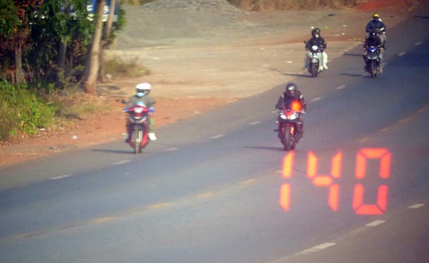 Lập biên bản 3 tài xế che biển số mô tô, chạy tốc độ ‘bàn thờ’ trên quốc lộ 14 - Ảnh 1.