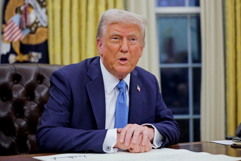 Thị trường toàn cầu 'đỏ lửa' trước bão thuế quan của ông Trump - Ảnh 3. Thị trường toàn cầu 'đỏ lửa' trước bão thuế quan của ông Trump - Ảnh 2.