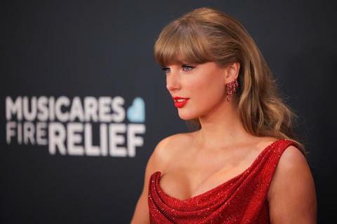 Taylor Swift, Cardi B, Billie Eilish và dàn sao tỏa sáng trên thảm đỏ Grammy 2025 - Ảnh 1. Taylor Swift, Cardi B, Billie Eilish và dàn sao tỏa sáng trên thảm đỏ Grammy 2025 - Ảnh 1.