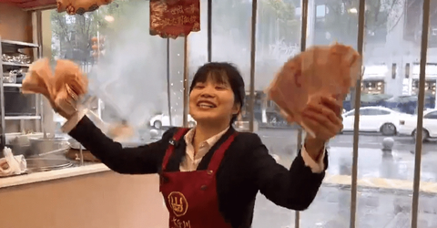 Một chủ nhà hàng lẩu lì xì nhân viên tất cả doanh thu 3 ngày Tết - Ảnh 1.