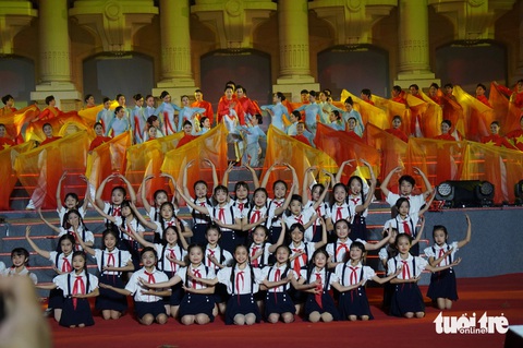 Các anh trai say hi khuấy động chương trình nghệ thuật mừng Đảng - Ảnh 6. Các anh trai say hi khuấy động chương trình nghệ thuật mừng Đảng - Ảnh 6.