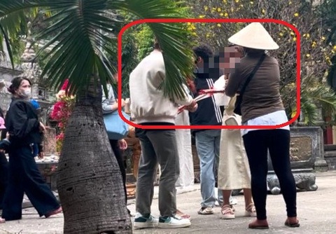 Hàng rong chưa dứt điểm, lại xuất hiện tình trạng mời chào du khách đi xe máy lên đỉnh chùa Long Sơn - Ảnh 3. Tự phát chở du khách bằng xe máy lên tượng Phật chùa Long Sơn - Ảnh 3.