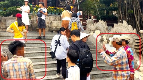 Hàng rong chưa dứt điểm, lại xuất hiện tình trạng mời chào du khách đi xe máy lên đỉnh chùa Long Sơn - Ảnh 2. Tự phát chở du khách bằng xe máy lên tượng Phật chùa Long Sơn - Ảnh 2.