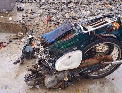 Tàu hỏa va chạm xe máy, người đàn ông bán vé số tử vong - Ảnh 1.