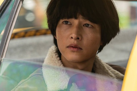 Nghịch lý phim mới của Song Joong Ki: Dân Hàn ghẻ lạnh đến thua lỗ, chiếu Netflix lại gây sốt - Ảnh 4. Phim mới của Song Joong Ki gây sốt trên Netflix, dù bị dân Hàn ghẻ lạnh - Ảnh 4.
