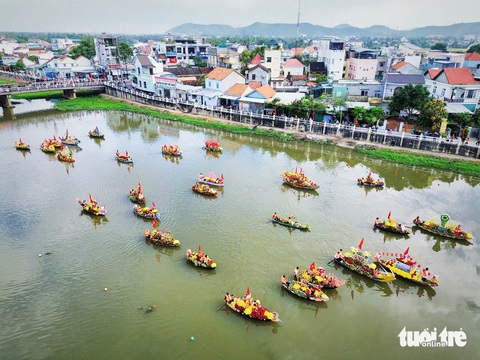 Hàng ngàn du khách chen nhau xem hội thuyền hoa, đua thuyền trên sông Dinh - Ảnh 1. Hàng ngàn du khách chen nhau xem hội thuyền hoa, đua thuyền trên sông Dinh - Ảnh 1.