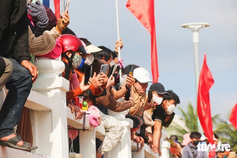 Hàng ngàn du khách chen nhau xem hội thuyền hoa, đua thuyền trên sông Dinh - Ảnh 3. Hàng ngàn du khách chen nhau xem hội thuyền hoa, đua thuyền trên sông Dinh - Ảnh 2.