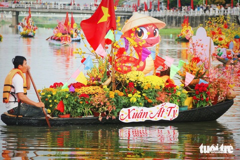 Hàng ngàn du khách chen nhau xem hội thuyền hoa, đua thuyền trên sông Dinh - Ảnh 4. Hàng ngàn du khách chen nhau xem hội thuyền hoa, đua thuyền trên sông Dinh - Ảnh 3.