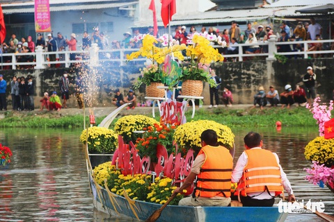 Hàng ngàn du khách chen nhau xem hội thuyền hoa, đua thuyền trên sông Dinh - Ảnh 5. Hàng ngàn du khách chen nhau xem hội thuyền hoa, đua thuyền trên sông Dinh - Ảnh 5.