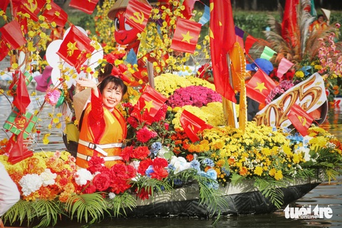 Hàng ngàn du khách chen nhau xem hội thuyền hoa, đua thuyền trên sông Dinh - Ảnh 6. Hàng ngàn du khách chen nhau xem hội thuyền hoa, đua thuyền trên sông Dinh - Ảnh 5.