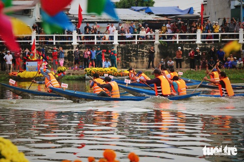 Hàng ngàn du khách chen nhau xem hội thuyền hoa, đua thuyền trên sông Dinh - Ảnh 7. Hàng ngàn du khách chen nhau xem hội thuyền hoa, đua thuyền trên sông Dinh - Ảnh 6.