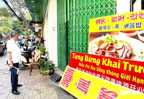 Đoàn kiểm tra đến làm việc quán ăn ở Nha Trang bị tố 'chặt chém' du khách nhưng không gặp được chủ - Ảnh 1. Đoàn kiểm tra đến làm việc quán ăn ở Nha Trang bị tố 'chặt chém' nhưng không gặp được chủ quán - Ảnh 1.