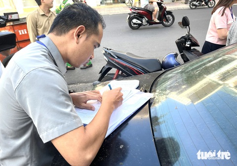 Đoàn kiểm tra đến làm việc quán ăn ở Nha Trang bị tố 'chặt chém' du khách nhưng không gặp được chủ - Ảnh 2. Đoàn kiểm tra đến làm việc quán ăn ở Nha Trang bị tố 'chặt chém' nhưng không gặp được chủ quán - Ảnh 2.