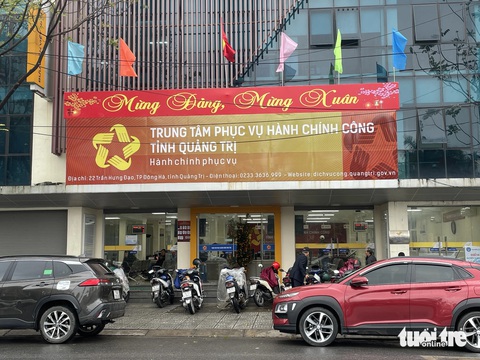 Quảng Trị tiếp nhận hồ sơ cấp đổi giấy phép lái xe sau 3 ngày tạm dừng - Ảnh 1.