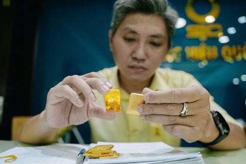 Mua vàng trên hội nhóm ‘cưa đôi’ chênh lệch, nguy cơ gặp phải vàng nhái SJC - Ảnh 4.