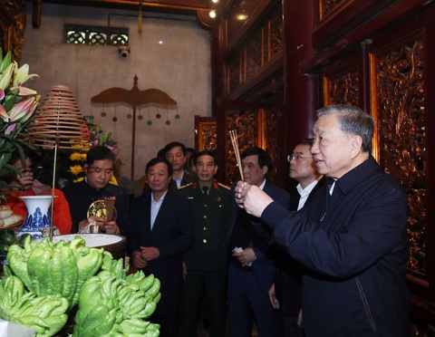 Tổng Bí thư Tô Lâm dâng hương tưởng niệm các Vua Hùng - Ảnh 2. Tổng Bí thư Tô Lâm dâng hương tưởng niệm các Vua Hùng - Ảnh 2.