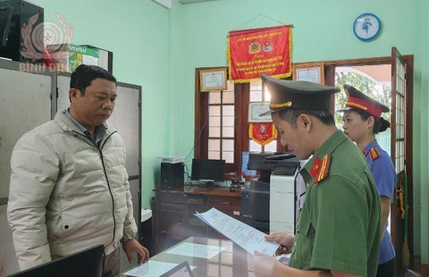 Khởi tố chủ tịch xã vì để 'cát tặc' lộng hành - Ảnh 1. Khởi tố chủ tịch xã vì để 'cát tặc' lộng hành - Ảnh 1.