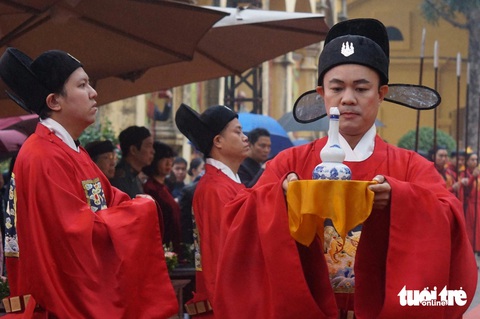 Chủ tịch nước Lương Cường dâng hương khai xuân tại Hoàng thành Thăng Long - Ảnh 7. Chủ tịch nước Lương Cường dâng hương khai xuân tại Hoàng thành Thăng Long - Ảnh 7.
