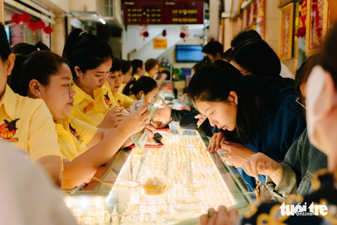 Người mua vàng cầu may sớm, người bán xả chốt lời trước ngày vía thần tài - Ảnh 1. Có nên mua vàng vào ngày vía Thần tài? - Ảnh 1.