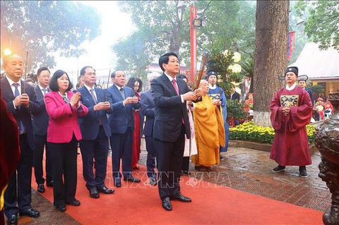Chủ tịch nước Lương Cường dâng hương khai xuân tại Hoàng thành Thăng Long - Ảnh 2. Chủ tịch nước Lương Cường dâng hương khai xuân tại Hoàng thành Thăng Long - Ảnh 2.