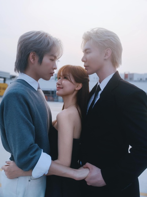 Erik 'triệu hồi' cả Vbiz vào MV mới - Ảnh 4. Erik 'triệu hồi' cả Vbiz vào MV mới - Ảnh 4.