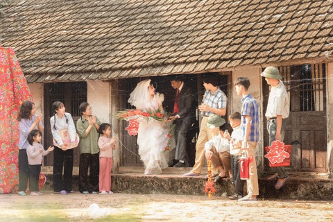 Bộ ảnh cưới cô dâu cầm bó hoa lay ơn, mâm, nón làm quà cưới gây sốt - Ảnh 1. Bộ ảnh cưới cô dâu cầm bó hoa lay ơn, cầm nón cưới về nhà chồng gây sốt - Ảnh 1.