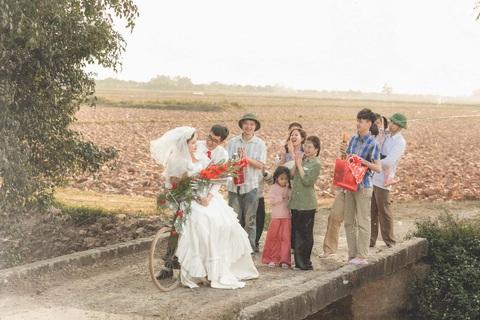 Bộ ảnh cưới cô dâu cầm bó hoa lay ơn, mâm, nón làm quà cưới gây sốt - Ảnh 2. Bộ ảnh cưới cô dâu cầm bó hoa lay ơn, cầm nón cưới về nhà chồng gây sốt - Ảnh 2.