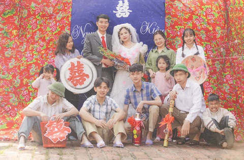 Bộ ảnh cưới cô dâu cầm bó hoa lay ơn, mâm, nón làm quà cưới gây sốt - Ảnh 4. Bộ ảnh cưới cô dâu cầm bó hoa lay ơn, cầm nón cưới về nhà chồng gây sốt - Ảnh 4.