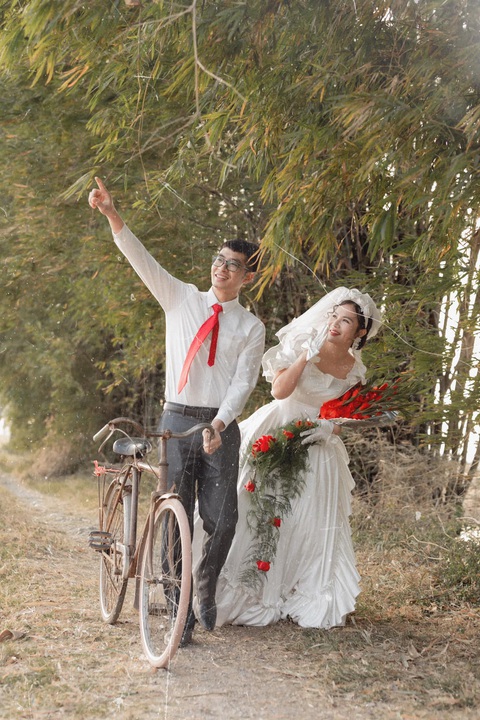 Bộ ảnh cưới cô dâu cầm bó hoa lay ơn, mâm, nón làm quà cưới gây sốt - Ảnh 5. Bộ ảnh cưới cô dâu cầm bó hoa lay ơn, cầm nón cưới về nhà chồng gây sốt - Ảnh 5.