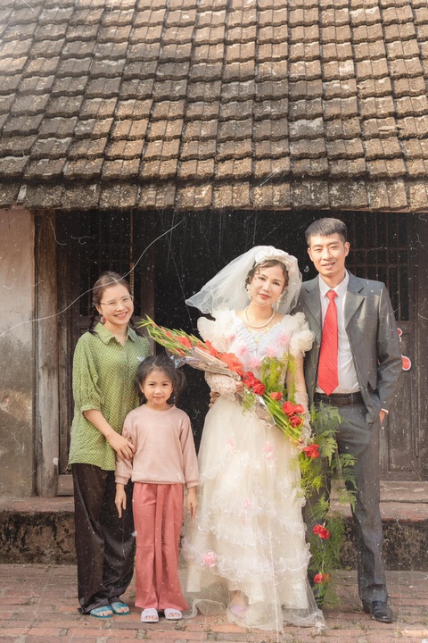 Bộ ảnh cưới cô dâu cầm bó hoa lay ơn, mâm, nón làm quà cưới gây sốt - Ảnh 6. Bộ ảnh cưới cô dâu cầm bó hoa lay ơn, cầm nón cưới về nhà chồng gây sốt - Ảnh 6.