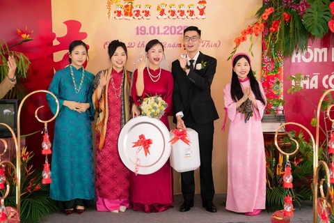 Bộ ảnh cưới cô dâu cầm bó hoa lay ơn, mâm, nón làm quà cưới gây sốt - Ảnh 7. Bộ ảnh cưới cô dâu cầm bó hoa lay ơn, cầm nón cưới về nhà chồng gây sốt - Ảnh 7.