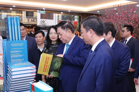Làm sao để người dân đọc sách lý luận chính trị nhiều hơn - Ảnh 1. Làm sao để người dân đọc sách lý luận chính trị nhiều hơn - Ảnh 1.