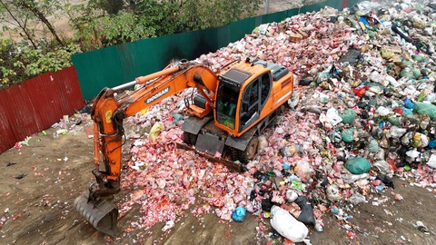 Tiêu hủy 'núi' bánh kẹo, xúc xích đổ trong bãi rác La Phù, truy tìm người đổ - Ảnh 3.