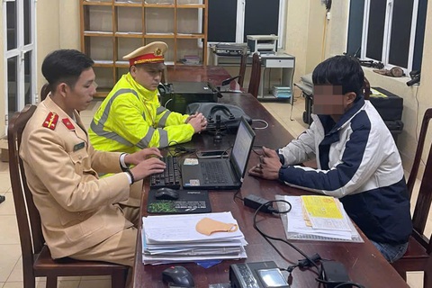 Xử phạt tài xế xe đầu kéo cản trở đoàn xe ưu tiên - Ảnh 1.