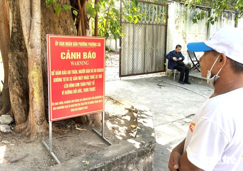 Sau phản ánh của Tuổi Trẻ, công an mời nhiều người lái xe ôm tự phát ở chùa Long Sơn ký cam kết - Ảnh 1. Sau phản ánh của Tuổi Trẻ, công an phường mời nhiều người lái xe ôm tự phát ở chùa Long Sơn làm việc - Ảnh 1.