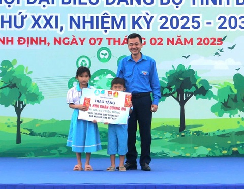 Tặng nhà mới cho con của vợ chồng nghèo bị lật xuồng chết đuối - Ảnh 1. Tặng nhà mới cho con vợ chồng nghèo bị lật xuồng chết đuối - Ảnh 1.