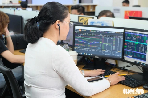 Tiền giảm, 'cá mập' ngoại và khối tự doanh công ty chứng khoán tăng bán ròng - Ảnh 1.