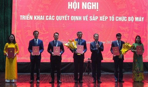 Ông Lê Trung Chinh, ông Nguyễn Đình Vĩnh làm bí thư 2 Đảng bộ mới ở Đà Nẵng - Ảnh 2.
