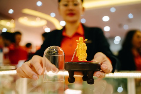 Bất chấp giá vàng hơn 90 triệu, một người ở Hà Nội vẫn ‘ôm’ 13 lượng để cầu may - Ảnh 7.