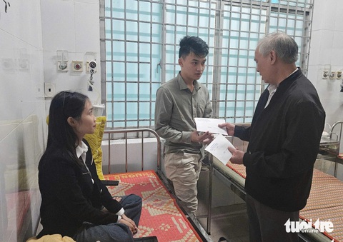 Lời kể của những nạn nhân sống sót trên chuyến xe khách bị lật ở Phú Yên - Ảnh 2. Lời kể kinh hoàng của nạn nhân sống sót trên chuyến xe khách bị lật ở Phú Yên - Ảnh 3.