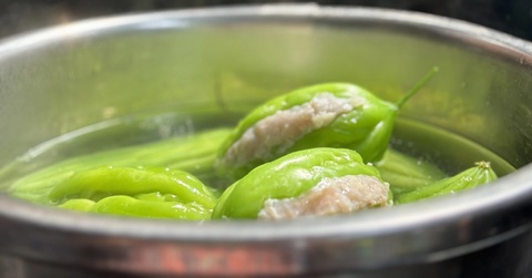 Nồi khổ qua và thịt kho của má cứ nhỏ dần - Ảnh 1.