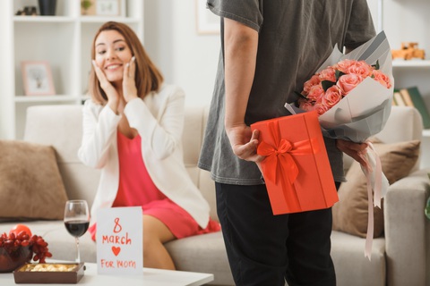 Quà Valentine: Biểu tượng tình yêu hay bài toán vật chất? - Ảnh 1. Quà Valentine: Biểu tượng tình yêu hay bài toán vật chất? - Ảnh 1.