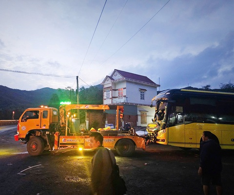Vụ lật xe khách thảm khốc ở Phú Yên: Giấy phép lái xe của tài xế không đúng quy định - Ảnh 1. Vụ lật xe khách thảm khốc ở Phú Yên: Giấy phép lái xe của tài xế không đúng quy định - Ảnh 1.
