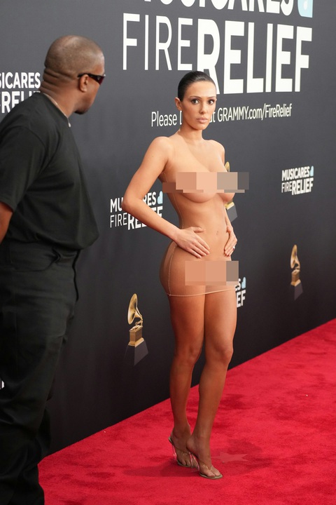 Kanye West bị mất hơn 487 tỉ chỉ vì bà xã lột đồ trên thảm đỏ - Ảnh 2.