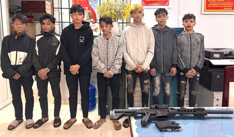 Nhóm thanh niên dùng súng đồ chơi bắn đạn nhựa trên đường phố Nha Trang - Ảnh 1. Dùng súng đồ chơi đánh nhau trên đường phố Nha Trang - Ảnh 1.