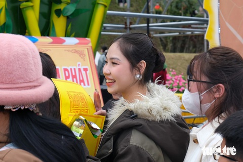 Khai hội xuân Tây Yên Tử, người người nở niềm vui vì nhận ấn thiêng - Ảnh 1. Người người cười vui khi nhận ấn ở khai hội xuân Tây Yên Tử - Ảnh 1.