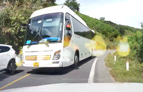 Cảnh sát giao thông xử phạt, trừ điểm giấy phép lái xe tài xế vượt ẩu trên quốc lộ 27C - Ảnh 2. Cảnh sát giao thông xử phạt, trừ điểm giấy phép lái xe tài xế vượt ẩu trên quốc lộ 27C - Ảnh 2.