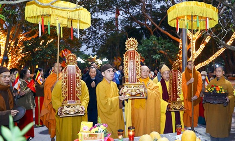 Người người cười vui khi nhận ấn ở khai hội xuân Tây Yên Tử - Ảnh 3. Người người cười vui khi nhận ấn ở khai hội xuân Tây Yên Tử - Ảnh 3.